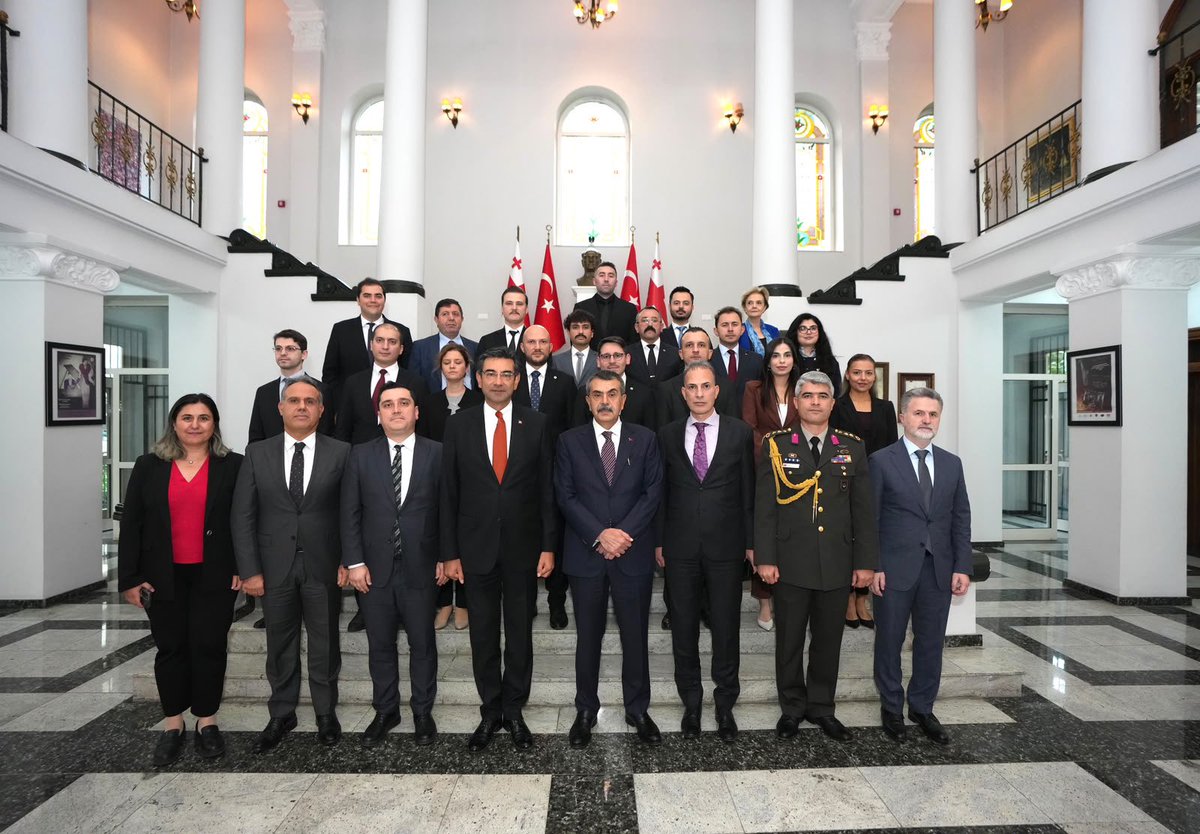 Yusuf__Tekin's tweet photo. 📍Tiflis

Tiflis Büyükelçiliğimizi ziyaret ederek Büyükelçimiz Sayın Mustafa Türker Arı ve çalışma arkadaşlarımızla bir araya geldik.

Türkiye ile Gürcistan arasındaki dostluk ve iş birliğinin güçlenmesine katkı sunan Büyükelçimize ve Büyükelçiliğimiz mensuplarına teşekkür ediyor, çalışmalarında başarılar diliyorum.
