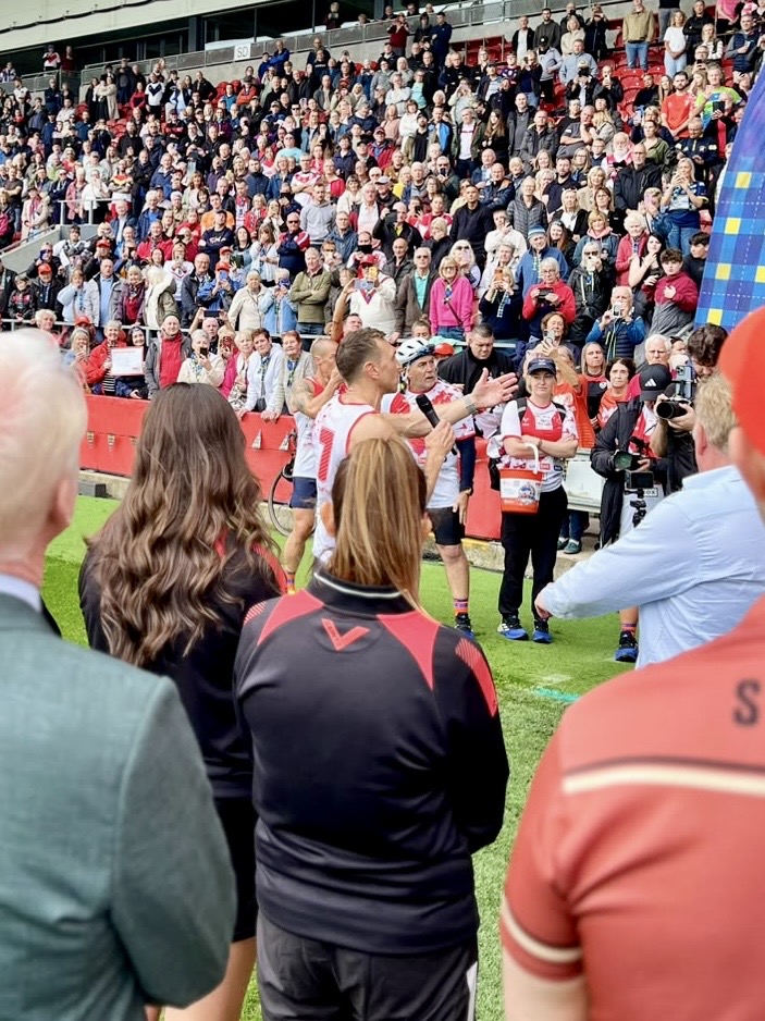 BrewDogStadium's tweet photo. 🏟️ What a welcome for Sir Kev and the 7 in 7 team! 🏟️

Thank you St. Helens for your outstanding support ❤️🤍

#StHelens #BrewDogStadium #7in7 #7in7GrandFinale https://t.co/rIibwFgI20