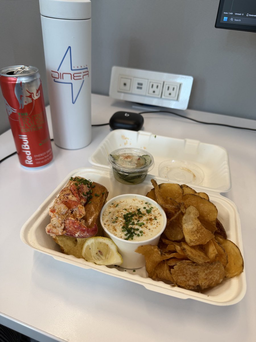 TotallyLocoMoto's tweet photo. Hello again 🦞 Friday. 

Dock Local’s $16 lobster roll combo with clam chowder and chips, straight 🔥.
@thedockbcoastal best lunch deal in Plano. https://t.co/45SqaaikTU