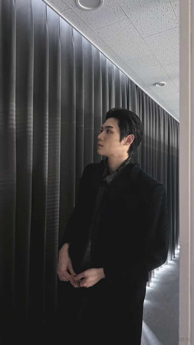Yoonsik_DataCN's tweet photo. Thank you Yohji Yamamoto. Kim Yoonsik’s gentle intensity reveals how beautifully his soul meets the brand’s poetic spirit.
ദ്ദി◝ ⩊ ◜.ᐟ

KIMYOONSIK YOHJIYAMAMOTO SS27

#YohjiYamamotoxKIMYOONSIK
#YohjiYamamoto
#YOONSIKPFWSS27 https://t.co/v9Bmgtxv8J
