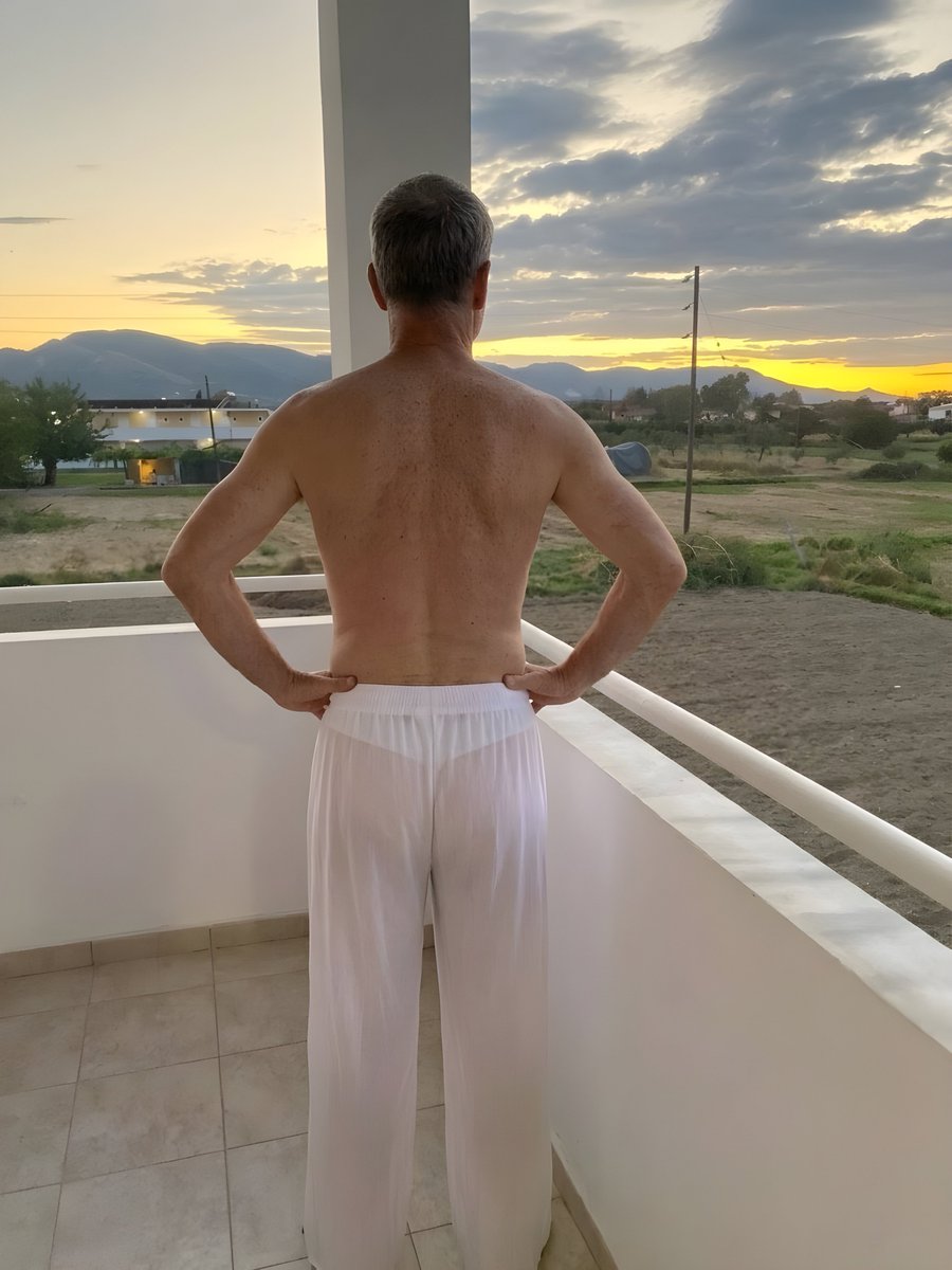 OwnedOnFile's tweet photo. Ripped grey on the floor. Bare back, white trousers, sunset. Kneeling in black leggings. Foam only to the chest. Uncensored: https://t.co/Uq74ceQqs1
#owned #evening #exposed https://t.co/rw2E0DMMd9