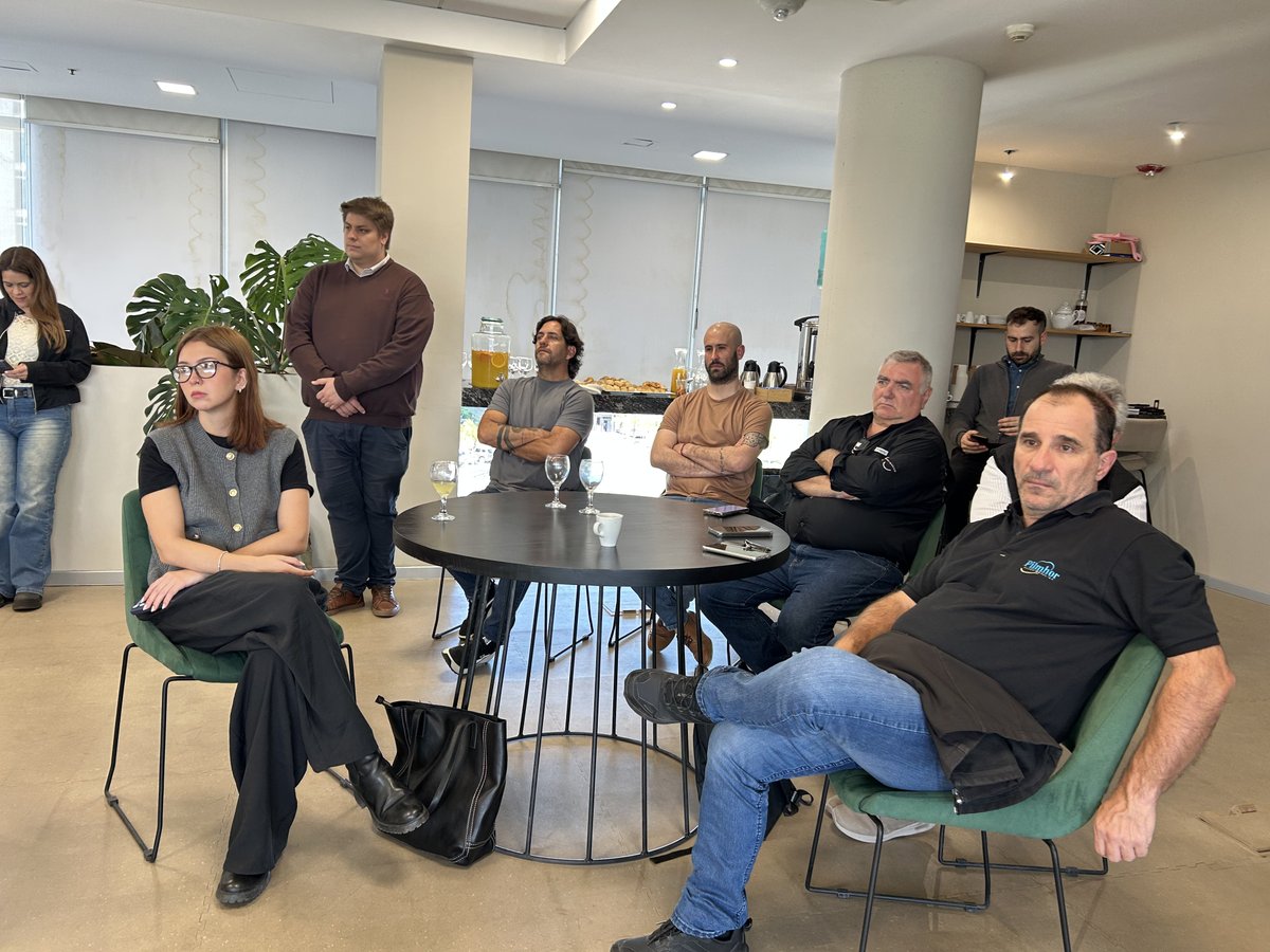 CompCba's tweet photo. Nexo Circular: más conexión entre clusters ♻️
El Cluster de Economía Circular presentó una iniciativa con lógica intersectorial, que busca potenciar la articulación entre actores del ecosistema productivo, usando la IA para identificar oportunidades de innovación aplicada (sigue) https://t.co/CaVrqx3pj6
