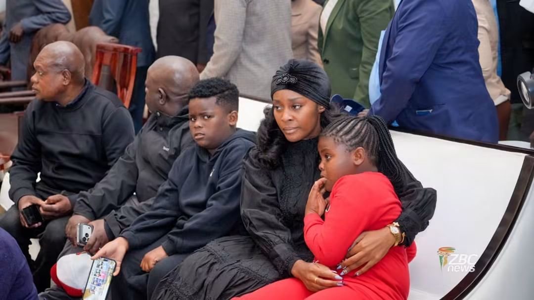cozwva's tweet photo. Wicknell Chivayo’s children,JOHN &amp; ATARA have joined mourners at the family residence in Gletwin Harare, where they are mourning the death of their father alongside their mother, his ex-wife, Sonja Madzikanda. Family, friends &amp; loved ones continue to gather  to pay their respects https://t.co/4pfFUiyDB3