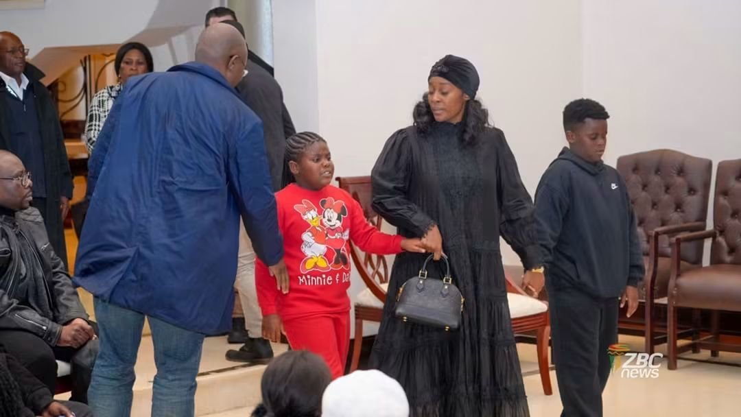 cozwva's tweet photo. Wicknell Chivayo’s children,JOHN &amp; ATARA have joined mourners at the family residence in Gletwin Harare, where they are mourning the death of their father alongside their mother, his ex-wife, Sonja Madzikanda. Family, friends &amp; loved ones continue to gather  to pay their respects https://t.co/4pfFUiyDB3