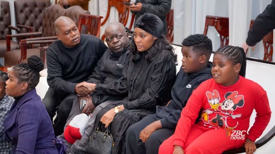 cozwva's tweet photo. Wicknell Chivayo’s children,JOHN &amp; ATARA have joined mourners at the family residence in Gletwin Harare, where they are mourning the death of their father alongside their mother, his ex-wife, Sonja Madzikanda. Family, friends &amp; loved ones continue to gather  to pay their respects https://t.co/4pfFUiyDB3