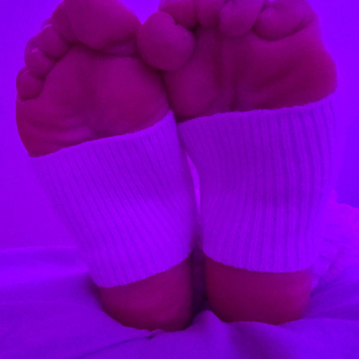janeisafootslut's tweet photo. HAPPY FEET FRIDAYYYYYYY wrinkles + stirrups woahhhh!!! (25 HARD punches for the lockies. Just imagine they are kicks for me~) #feet #soles #feet Friday #stirups #toes #findom #throne #locktober https://t.co/5DxW0dxQ4h