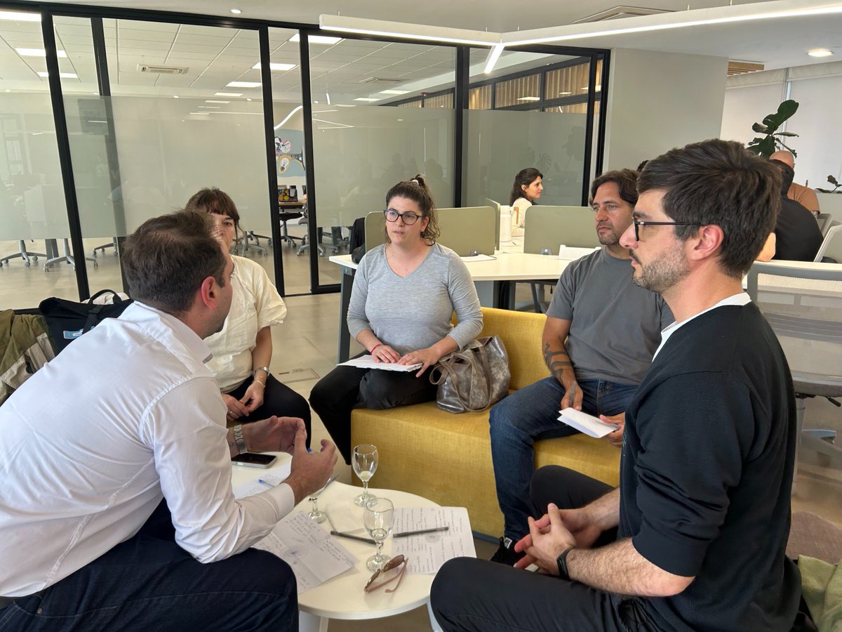 CompCba's tweet photo. Nexo Circular: más conexión entre clusters ♻️
El Cluster de Economía Circular presentó una iniciativa con lógica intersectorial, que busca potenciar la articulación entre actores del ecosistema productivo, usando la IA para identificar oportunidades de innovación aplicada (sigue) https://t.co/CaVrqx3pj6