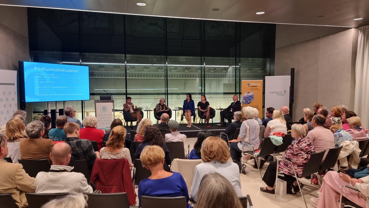 el_nagashi's tweet photo. Gestern fand eine historische, bis auf den letzten Platz gefüllte Veranstaltung im österreichischen Parlament statt: eine offene, sachliche und kritische Diskussion zu Geschlechtsidentität. Veranstaltet vom @AthenaForumEU gemeinsam mit dem ÖVP Parlamentsklub und dem Campus Tivoli.

Ein großer Dank gilt allen Beteiligten, den Anwesenden und insbesondere unseren Podiumsgästen. Besonders eindrücklich war der berührende und aufwühlende Bericht der Vertreterin der Elterngruppe ROGD Österreich. Sie schilderte ihre eigenen Erfahrungen mit Schule, Sozialarbeit, Kinder- und Jugendhilfe und dem Familiengericht in Wien, die schließlich dazu führten, dass sie die Obsorge für ihre minderjährige Tochter verlor, weil sie nicht so tun konnte, als wäre das Mädchen ein Junge.

Wir hoffen sehr, dass diese Veranstaltung Strahlkraft über Österreich hinaus entfaltet und die Stimmen, die bislang aus dieser Debatte hinausgedrängt wurden, endlich auf politischer Ebene Gehör finden. 

Hier die bemerkenswerte Videobotschaft von Familienministerin Claudia Bauer (@claudiabauer_at) im Wortlaut:

“Sehr geehrte Damen und Herren, dieser Abend versucht etwas, das mittlerweile selten geworden ist: nämlich über ein Thema zu sprechen, bei dem schon einfache Fragen als Tabu gelten. Worum geht’s?

Fragen von Geschlecht und Geschlechtsidentität sind heute ganz offensichtlich keine Randfragen mehr. Sie berühren den Schutz von Kindern und Jugendlichen, sie berühren Frauenrechte, und sie berühren die Freiheit, offen zu sprechen und Wahrheiten zu benennen. Für mich gelten dabei drei Dinge.

Erstens: Die Würde jedes Menschen steht nicht zur Debatte. Nicht bei uns. Menschen, die mit ihrem Geschlecht und ihrer Identität ringen, gibt es. Es hat sie immer gegeben. Aber wer mit seiner Identität hadert, braucht jemanden, der zuhört und Halt gibt. Und er braucht jemanden, der Fragen beantwortet und Fragen stellt. Was er oder sie nicht braucht, ist jemand, der diese Unsicherheit zusätzlich befeuert und in eine Richtung treibt.

Zweitens: Kinder und Jugendliche brauchen einen besonderen Schutz, gerade in Phasen, in denen sie unsicher sind. Die Pubertät ist so eine Phase der Unsicherheit. Das war sie bei jedem von uns. Was Kinder und Jugendliche da brauchen, ist Zeit und Begleitung – durch Freunde, durch Lehrerinnen und Lehrer, durch Eltern. Und ja, das kann manchmal auch professionelle Begleitung sein. Das funktioniert aber nur, wenn Eltern auch eingebunden und nicht übergangen werden. Und falls dann Entscheidungen getroffen werden, müssen sie auf Basis von wissenschaftlicher Evidenz getroffen werden, nicht auf Basis von Stimmungen und sicher nicht auf Basis von Identitätspolitik.

Und drittens: Wir brauchen eine Debattenkultur, die das aushält. Wer Fragen stellt, ist nicht automatisch ein Gegner. Wer Rechte einfordert, ist nicht automatisch ein Ideologe. Das gilt gerade dort, wo Rechte aufeinandertreffen, zum Beispiel auch das Recht von Frauen auf Schutzräume – im Sport, in der Schule. Diese Schutzräume haben sich Frauen erarbeitet und erkämpft. Darüber muss man reden dürfen, die muss man verteidigen dürfen.

Manche halten schon die Fragen, die heute Abend gestellt werden, für Angriffe. Das ist vollkommen falsch. Respekt ist nicht Zustimmung. Respekt ist nicht blinde Bestätigung. Und genauso wenig ist Widerspruch Verachtung. Wer den Widerspruch nicht aushält, vertraut seinen eigenen Argumenten nicht.

Und lassen Sie mich einen letzten Punkt auch noch anfügen: Mehr als die Hälfte der jungen Menschen traut sich nicht mehr, Themen offen anzusprechen, die sie beschäftigen. Was sagt das über unsere Gesellschaft, über unsere Demokratie, über die Meinungsfreiheit aus?

Und ganz in diesem Sinne wünsche ich Ihnen heute eine offene, eine sachliche und vor allem eine spannende Diskussion.”

@GudrunKugler @betti_reiter @EGG_OE 

Fotos: @ChristianHoegl