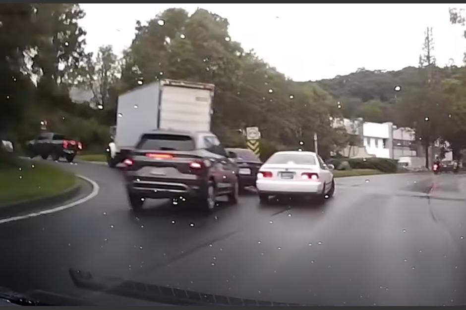 Conductor choca un auto y luego huye en el bulevar El Naranjo (video)