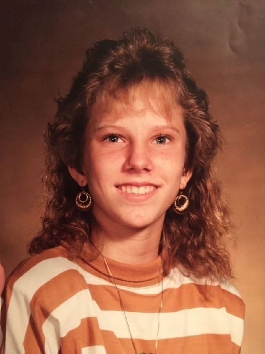 reactnieuws's tweet photo. VOLLEDIG GESTOORD
De vrouw die in Tennessee moest geëxecuteerd worden, kreeg niet zomaar de doodstraf: zij martelde haar slachtoffer (foto) eerst langdurig, sneed haar buik open met een stanleymes en sloeg haar hoofd in stukken met zware brokken asfalt. Als ‘trofee’ nam ze een deel van de schedel mee om op te scheppen bij vrienden. In de gevangenis werd ze nogmaals veroordeeld wegens de moordpoging op een celgenote. Voor zo’n waanzinnig monster past alleen de doodstraf. 
Opmerkelijk aspect in deze zaak: dokter Marc Fowler - die moest instaan voor de lethale inspuiting - staat eigenlijk bekend als een tegenstander van de doodstraf. Eerder dit jaar liet hij eveneens een executie mislukken.  (Bron: Filip De Man, FB)