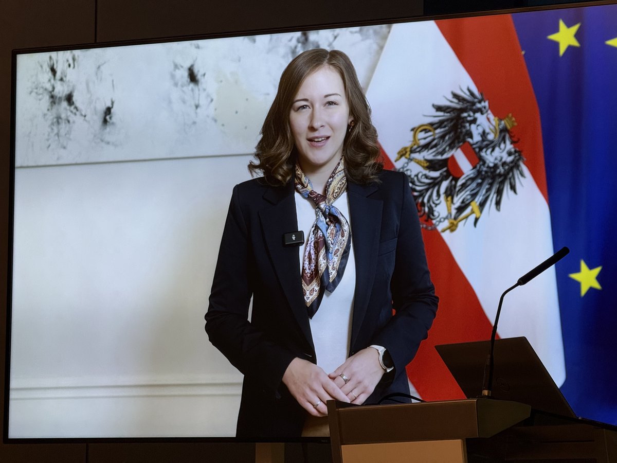 el_nagashi's tweet photo. Gestern fand eine historische, bis auf den letzten Platz gefüllte Veranstaltung im österreichischen Parlament statt: eine offene, sachliche und kritische Diskussion zu Geschlechtsidentität. Veranstaltet vom @AthenaForumEU gemeinsam mit dem ÖVP Parlamentsklub und dem Campus Tivoli.

Ein großer Dank gilt allen Beteiligten, den Anwesenden und insbesondere unseren Podiumsgästen. Besonders eindrücklich war der berührende und aufwühlende Bericht der Vertreterin der Elterngruppe ROGD Österreich. Sie schilderte ihre eigenen Erfahrungen mit Schule, Sozialarbeit, Kinder- und Jugendhilfe und dem Familiengericht in Wien, die schließlich dazu führten, dass sie die Obsorge für ihre minderjährige Tochter verlor, weil sie nicht so tun konnte, als wäre das Mädchen ein Junge.

Wir hoffen sehr, dass diese Veranstaltung Strahlkraft über Österreich hinaus entfaltet und die Stimmen, die bislang aus dieser Debatte hinausgedrängt wurden, endlich auf politischer Ebene Gehör finden. 

Hier die bemerkenswerte Videobotschaft von Familienministerin Claudia Bauer (@claudiabauer_at) im Wortlaut:

“Sehr geehrte Damen und Herren, dieser Abend versucht etwas, das mittlerweile selten geworden ist: nämlich über ein Thema zu sprechen, bei dem schon einfache Fragen als Tabu gelten. Worum geht’s?

Fragen von Geschlecht und Geschlechtsidentität sind heute ganz offensichtlich keine Randfragen mehr. Sie berühren den Schutz von Kindern und Jugendlichen, sie berühren Frauenrechte, und sie berühren die Freiheit, offen zu sprechen und Wahrheiten zu benennen. Für mich gelten dabei drei Dinge.

Erstens: Die Würde jedes Menschen steht nicht zur Debatte. Nicht bei uns. Menschen, die mit ihrem Geschlecht und ihrer Identität ringen, gibt es. Es hat sie immer gegeben. Aber wer mit seiner Identität hadert, braucht jemanden, der zuhört und Halt gibt. Und er braucht jemanden, der Fragen beantwortet und Fragen stellt. Was er oder sie nicht braucht, ist jemand, der diese Unsicherheit zusätzlich befeuert und in eine Richtung treibt.

Zweitens: Kinder und Jugendliche brauchen einen besonderen Schutz, gerade in Phasen, in denen sie unsicher sind. Die Pubertät ist so eine Phase der Unsicherheit. Das war sie bei jedem von uns. Was Kinder und Jugendliche da brauchen, ist Zeit und Begleitung – durch Freunde, durch Lehrerinnen und Lehrer, durch Eltern. Und ja, das kann manchmal auch professionelle Begleitung sein. Das funktioniert aber nur, wenn Eltern auch eingebunden und nicht übergangen werden. Und falls dann Entscheidungen getroffen werden, müssen sie auf Basis von wissenschaftlicher Evidenz getroffen werden, nicht auf Basis von Stimmungen und sicher nicht auf Basis von Identitätspolitik.

Und drittens: Wir brauchen eine Debattenkultur, die das aushält. Wer Fragen stellt, ist nicht automatisch ein Gegner. Wer Rechte einfordert, ist nicht automatisch ein Ideologe. Das gilt gerade dort, wo Rechte aufeinandertreffen, zum Beispiel auch das Recht von Frauen auf Schutzräume – im Sport, in der Schule. Diese Schutzräume haben sich Frauen erarbeitet und erkämpft. Darüber muss man reden dürfen, die muss man verteidigen dürfen.

Manche halten schon die Fragen, die heute Abend gestellt werden, für Angriffe. Das ist vollkommen falsch. Respekt ist nicht Zustimmung. Respekt ist nicht blinde Bestätigung. Und genauso wenig ist Widerspruch Verachtung. Wer den Widerspruch nicht aushält, vertraut seinen eigenen Argumenten nicht.

Und lassen Sie mich einen letzten Punkt auch noch anfügen: Mehr als die Hälfte der jungen Menschen traut sich nicht mehr, Themen offen anzusprechen, die sie beschäftigen. Was sagt das über unsere Gesellschaft, über unsere Demokratie, über die Meinungsfreiheit aus?

Und ganz in diesem Sinne wünsche ich Ihnen heute eine offene, eine sachliche und vor allem eine spannende Diskussion.”

@GudrunKugler @betti_reiter @EGG_OE 

Fotos: @ChristianHoegl