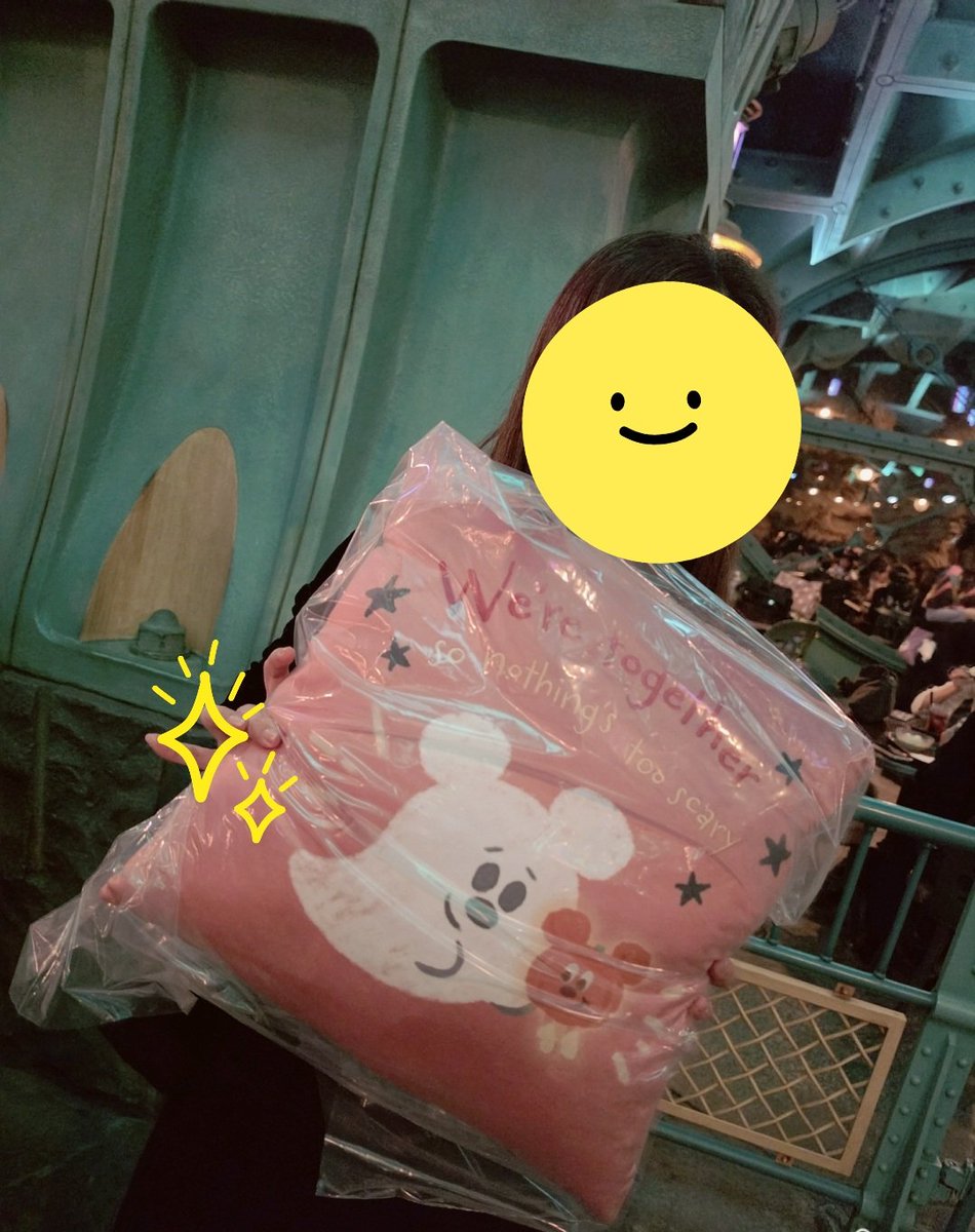 swallowtailnao's tweet photo. 玉転がしでまさかの1球目IN🤣🤣🤣

まさかまさかのビギナーズラック

続いてマスターもIN🤣🤣
ピンバッジ貰って帰るつもりが…デカいクッションになりました
(ぱんちゃんが持って帰りました)

シー楽しかったけどパズサバしながらだったから笑

何乗ったけ？アナ雪？
ショー2つ観れたし大満足♪ https://t.co/lsdTNT97mr