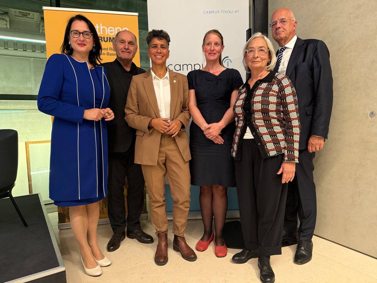 el_nagashi's tweet photo. Gestern fand eine historische, bis auf den letzten Platz gefüllte Veranstaltung im österreichischen Parlament statt: eine offene, sachliche und kritische Diskussion zu Geschlechtsidentität. Veranstaltet vom @AthenaForumEU gemeinsam mit dem ÖVP Parlamentsklub und dem Campus Tivoli.

Ein großer Dank gilt allen Beteiligten, den Anwesenden und insbesondere unseren Podiumsgästen. Besonders eindrücklich war der berührende und aufwühlende Bericht der Vertreterin der Elterngruppe ROGD Österreich. Sie schilderte ihre eigenen Erfahrungen mit Schule, Sozialarbeit, Kinder- und Jugendhilfe und dem Familiengericht in Wien, die schließlich dazu führten, dass sie die Obsorge für ihre minderjährige Tochter verlor, weil sie nicht so tun konnte, als wäre das Mädchen ein Junge.

Wir hoffen sehr, dass diese Veranstaltung Strahlkraft über Österreich hinaus entfaltet und die Stimmen, die bislang aus dieser Debatte hinausgedrängt wurden, endlich auf politischer Ebene Gehör finden. 

Hier die bemerkenswerte Videobotschaft von Familienministerin Claudia Bauer (@claudiabauer_at) im Wortlaut:

“Sehr geehrte Damen und Herren, dieser Abend versucht etwas, das mittlerweile selten geworden ist: nämlich über ein Thema zu sprechen, bei dem schon einfache Fragen als Tabu gelten. Worum geht’s?

Fragen von Geschlecht und Geschlechtsidentität sind heute ganz offensichtlich keine Randfragen mehr. Sie berühren den Schutz von Kindern und Jugendlichen, sie berühren Frauenrechte, und sie berühren die Freiheit, offen zu sprechen und Wahrheiten zu benennen. Für mich gelten dabei drei Dinge.

Erstens: Die Würde jedes Menschen steht nicht zur Debatte. Nicht bei uns. Menschen, die mit ihrem Geschlecht und ihrer Identität ringen, gibt es. Es hat sie immer gegeben. Aber wer mit seiner Identität hadert, braucht jemanden, der zuhört und Halt gibt. Und er braucht jemanden, der Fragen beantwortet und Fragen stellt. Was er oder sie nicht braucht, ist jemand, der diese Unsicherheit zusätzlich befeuert und in eine Richtung treibt.

Zweitens: Kinder und Jugendliche brauchen einen besonderen Schutz, gerade in Phasen, in denen sie unsicher sind. Die Pubertät ist so eine Phase der Unsicherheit. Das war sie bei jedem von uns. Was Kinder und Jugendliche da brauchen, ist Zeit und Begleitung – durch Freunde, durch Lehrerinnen und Lehrer, durch Eltern. Und ja, das kann manchmal auch professionelle Begleitung sein. Das funktioniert aber nur, wenn Eltern auch eingebunden und nicht übergangen werden. Und falls dann Entscheidungen getroffen werden, müssen sie auf Basis von wissenschaftlicher Evidenz getroffen werden, nicht auf Basis von Stimmungen und sicher nicht auf Basis von Identitätspolitik.

Und drittens: Wir brauchen eine Debattenkultur, die das aushält. Wer Fragen stellt, ist nicht automatisch ein Gegner. Wer Rechte einfordert, ist nicht automatisch ein Ideologe. Das gilt gerade dort, wo Rechte aufeinandertreffen, zum Beispiel auch das Recht von Frauen auf Schutzräume – im Sport, in der Schule. Diese Schutzräume haben sich Frauen erarbeitet und erkämpft. Darüber muss man reden dürfen, die muss man verteidigen dürfen.

Manche halten schon die Fragen, die heute Abend gestellt werden, für Angriffe. Das ist vollkommen falsch. Respekt ist nicht Zustimmung. Respekt ist nicht blinde Bestätigung. Und genauso wenig ist Widerspruch Verachtung. Wer den Widerspruch nicht aushält, vertraut seinen eigenen Argumenten nicht.

Und lassen Sie mich einen letzten Punkt auch noch anfügen: Mehr als die Hälfte der jungen Menschen traut sich nicht mehr, Themen offen anzusprechen, die sie beschäftigen. Was sagt das über unsere Gesellschaft, über unsere Demokratie, über die Meinungsfreiheit aus?

Und ganz in diesem Sinne wünsche ich Ihnen heute eine offene, eine sachliche und vor allem eine spannende Diskussion.”

@GudrunKugler @betti_reiter @EGG_OE 

Fotos: @ChristianHoegl