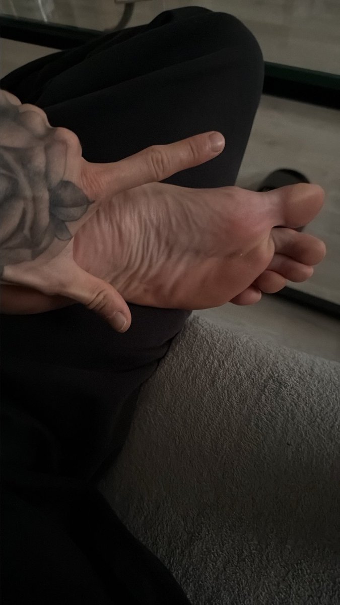urh0tnightmare's tweet photo. loser aktiv die mein abendessen bezahlen wollen?😈💸 #cashmaster #findom #paypigs https://t.co/QVuqGNPWIM