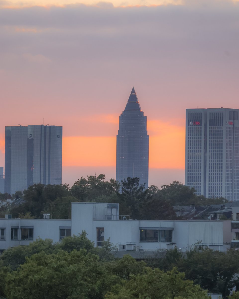 Stadt_FFM's tweet photo. Die Farben zum Start ins Wochenende! 😎 🌆 https://t.co/EVvWURe3cU