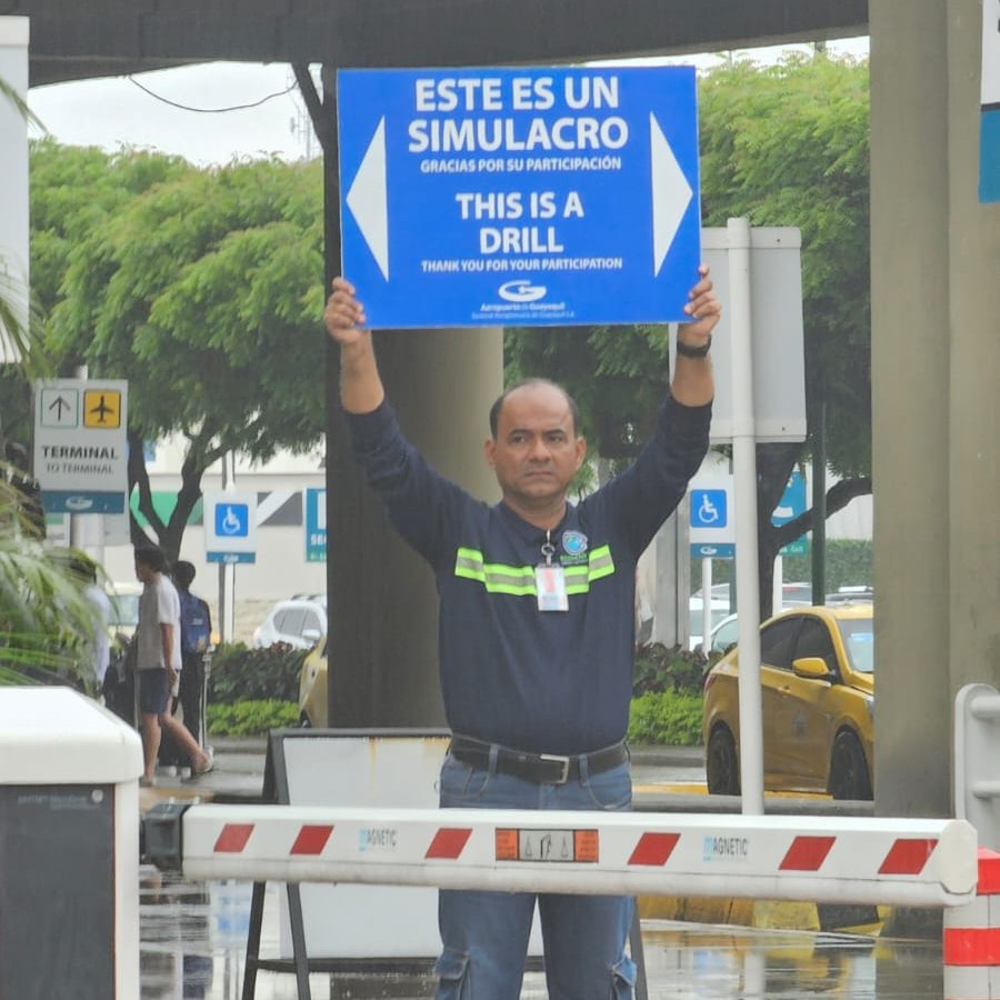 DGAC_Ecuador's tweet photo. ¡Liderazgo y preparación! La @DGAC_Ecuador coordinó con éxito la participación del Comité de Operaciones de Emergencia del @Aeropuerto_GYE en el XVI Simulacro de Terremoto. Un ejercicio de evacuación que garantiza la seguridad de todos, sin afectar las operaciones ni los vuelos. https://t.co/urItYBdfC5