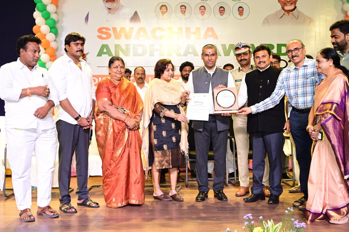 MCTTirupati's tweet photo. తిరుపతి కచ్చపి ఆడిటోరియం లో నిర్వహించిన జిల్లా స్థాయి స్వచ్ఛ ఆంధ్ర అవార్డుల కార్యక్రమంలో పాల్గొని అవార్డులను అందజేస్తున్న జిల్లా కలెక్టర్ డాక్టర్ ఎస్. వెంకటేశ్వర్, ఎస్పీ సుబ్బరాయుడు, కమిషనర్ ఎం. జయకృష్ణ, ప్రజా ప్రతినిధులు, తదితరులు.
#GandhiJayanti #MCT #Swachhaandhra #APCM #NCBN https://t.co/uNUWxHrtK3
