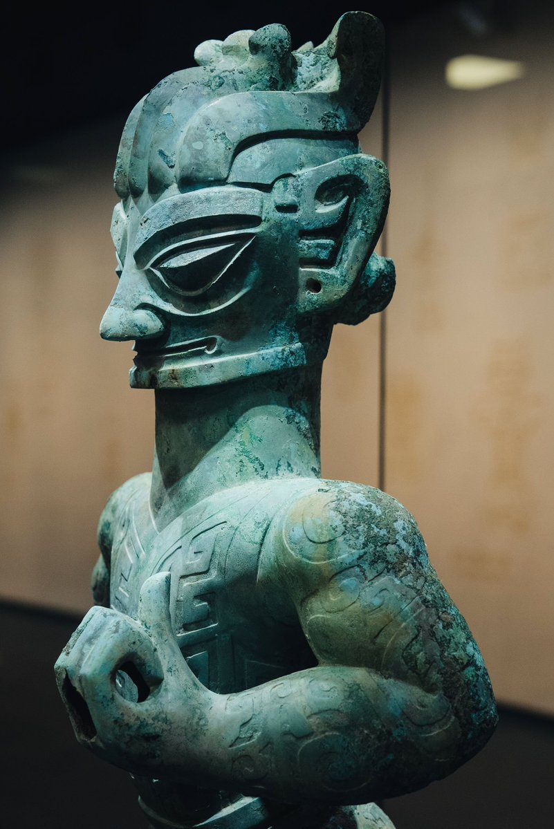 lbnBattuta's tweet photo. Wild how some Bronze Age Chinese artifacts (Shang Dynasty, 1600–1046 BCE) look similar to those in Mesoamerica.

They even independently held similar beliefs, including reverence for jade, animal symbolism, and astronomy. Both groups even practiced human sacrifice. https://t.co/SzUMbZ3dgx