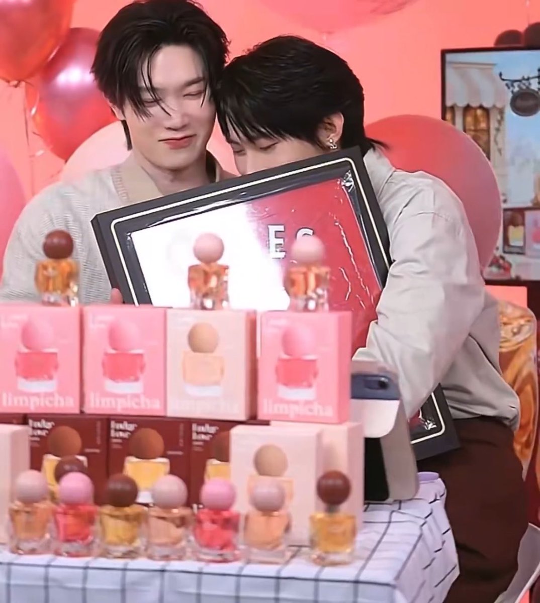 xvexxemo's tweet photo. 🥹🎁🫂😭💓

LIMPICHA 1ST LIVE WITH TTY 
#LimpichafirstdatexTutoryim #TutorYim https://t.co/GkkySkmch2