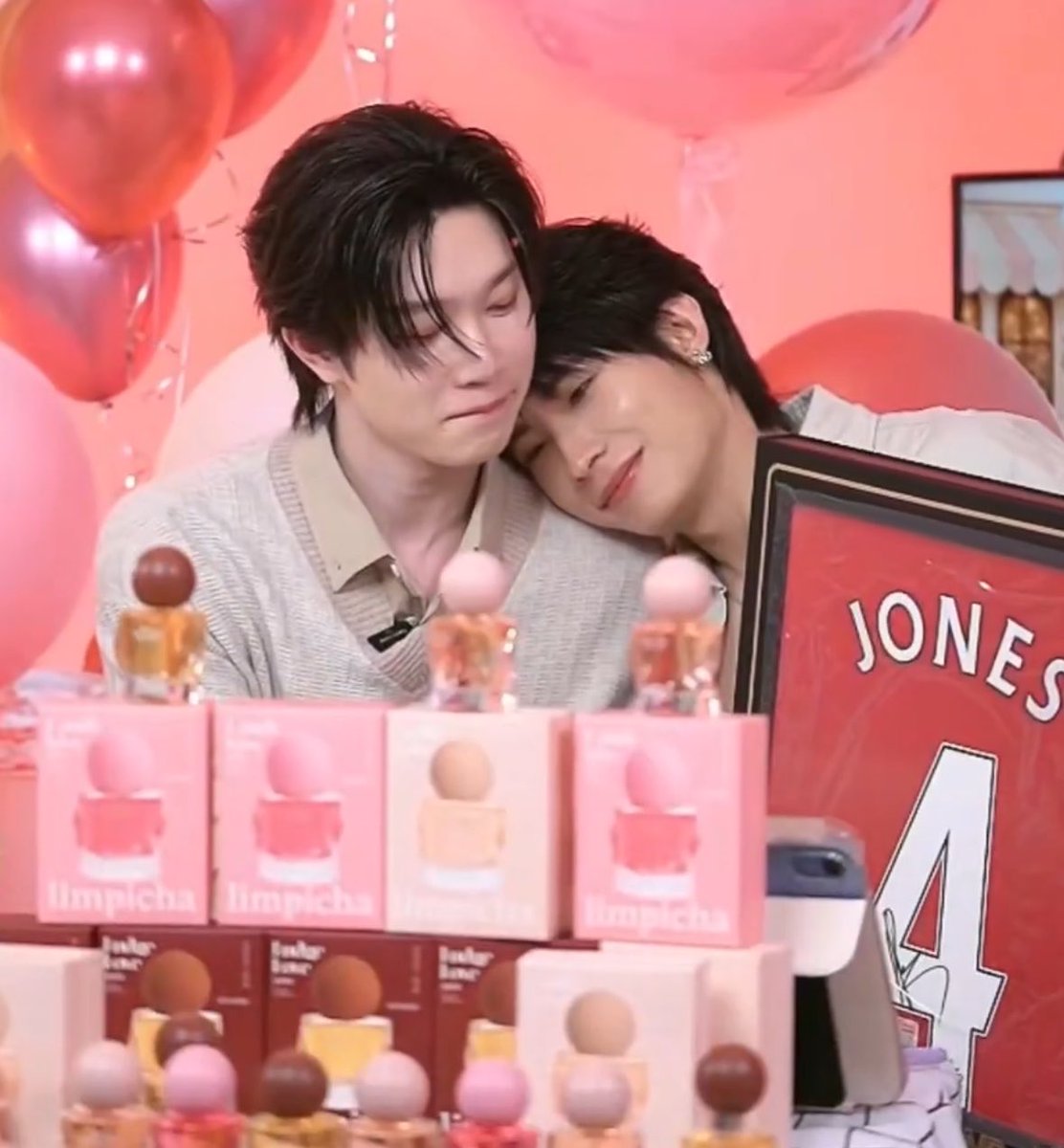 xvexxemo's tweet photo. 🥹🎁🫂😭💓

LIMPICHA 1ST LIVE WITH TTY 
#LimpichafirstdatexTutoryim #TutorYim https://t.co/GkkySkmch2