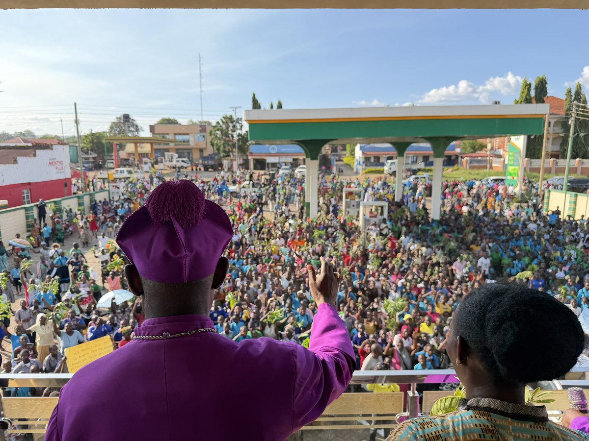 SadiikiAdams's tweet photo. Hon @PNyamutoro is an excellent mobilizer. She mobilized Nebbi today to welcome the Archbishop of the @ChurchofUganda_, The Most Rev Dr Stephen Samuel Kaziimba Mugalu as he entered Nebbi Diocese this evening. Thank you @HumNabimanya for joining the Hon. Minister to welcome His Grace @Archbp_COU to West Nile.