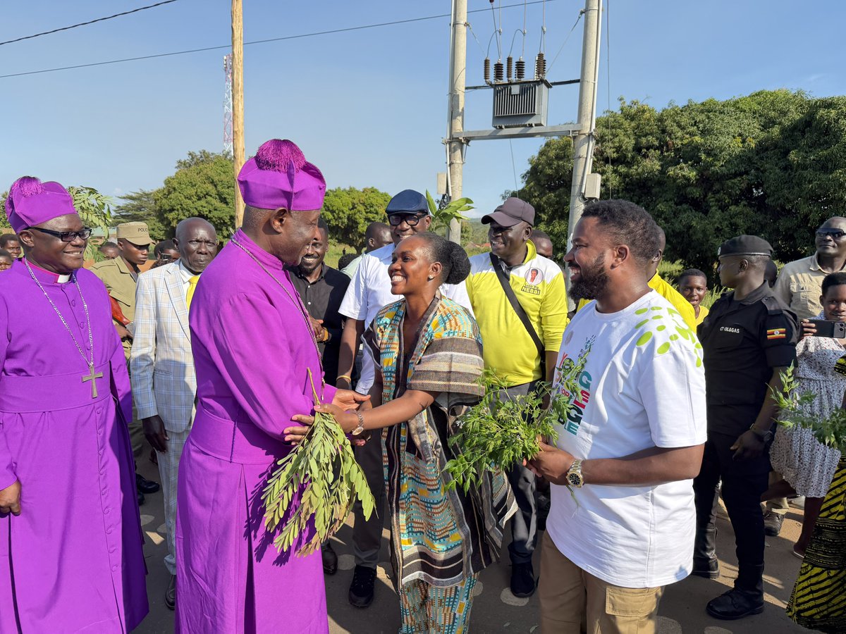SadiikiAdams's tweet photo. Hon @PNyamutoro is an excellent mobilizer. She mobilized Nebbi today to welcome the Archbishop of the @ChurchofUganda_, The Most Rev Dr Stephen Samuel Kaziimba Mugalu as he entered Nebbi Diocese this evening. Thank you @HumNabimanya for joining the Hon. Minister to welcome His Grace @Archbp_COU to West Nile.