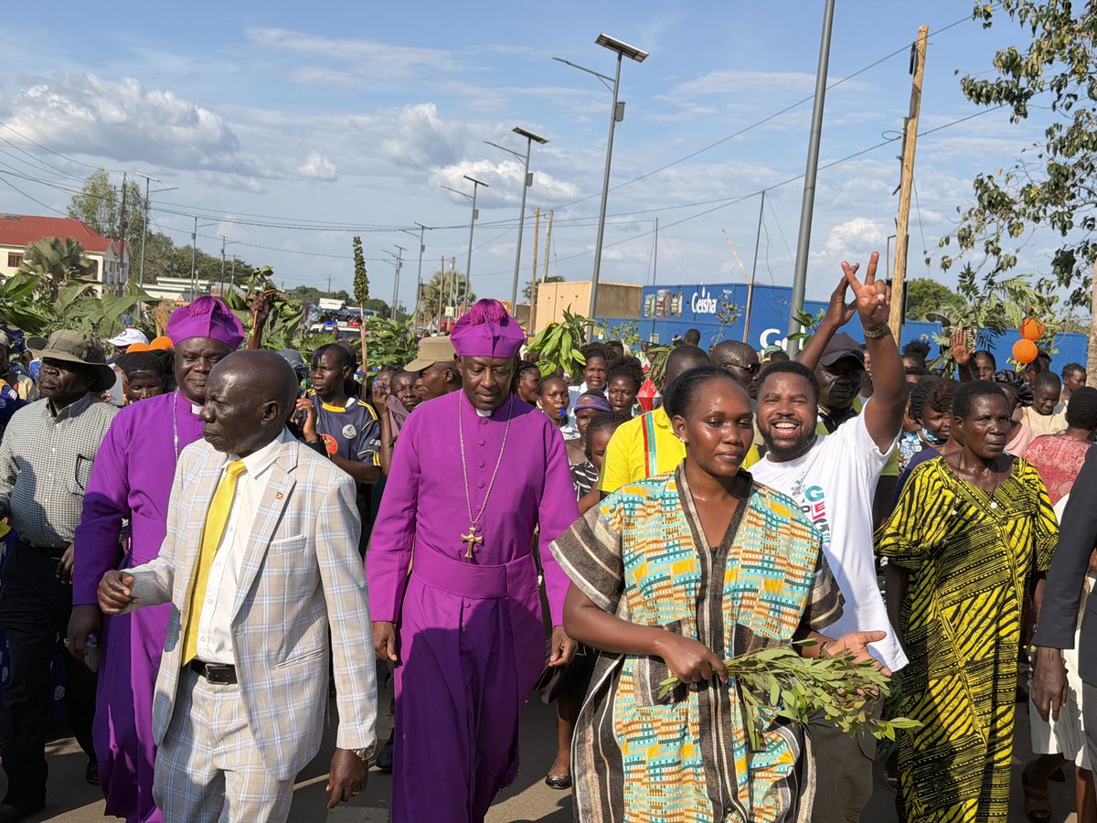SadiikiAdams's tweet photo. Hon @PNyamutoro is an excellent mobilizer. She mobilized Nebbi today to welcome the Archbishop of the @ChurchofUganda_, The Most Rev Dr Stephen Samuel Kaziimba Mugalu as he entered Nebbi Diocese this evening. Thank you @HumNabimanya for joining the Hon. Minister to welcome His Grace @Archbp_COU to West Nile.