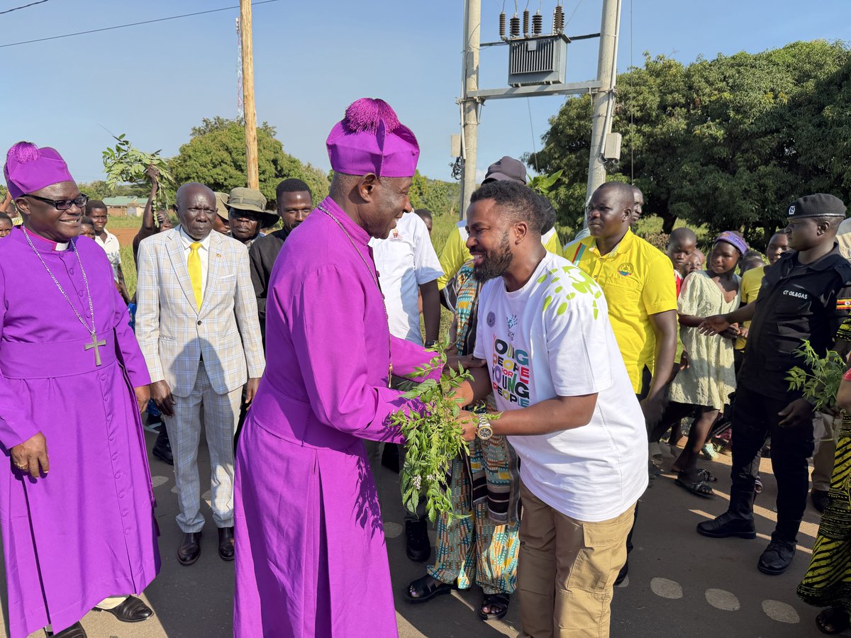 SadiikiAdams's tweet photo. Hon @PNyamutoro is an excellent mobilizer. She mobilized Nebbi today to welcome the Archbishop of the @ChurchofUganda_, The Most Rev Dr Stephen Samuel Kaziimba Mugalu as he entered Nebbi Diocese this evening. Thank you @HumNabimanya for joining the Hon. Minister to welcome His Grace @Archbp_COU to West Nile.