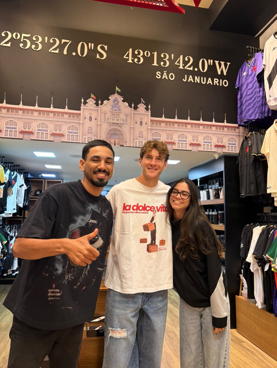 NewsAlmirantee's tweet photo. Pedro Emanuel, Gabriel Pereira e Colidio estiveram na loja Gigante da Colina do Barra Shopping ontem. 💢 https://t.co/1mTFUiMyjh