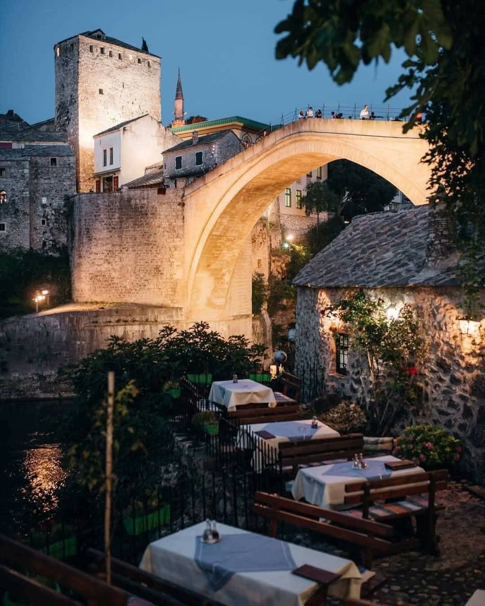 egqiod's tweet photo. Ima li ljepšeg mjesta za večernju kafu i druženje od ovog pogleda na Stari most u Mostaru? ☕🌉
#Mostar #BiH https://t.co/SlZIcDGbsF