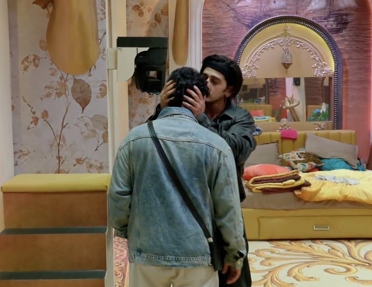 beingrachit_'s tweet photo. scout abt qazi: umar ke saath saath dimag bhi kam ho gaya hai kya iska

meanwhile qazi:
#BiggBoss20 https://t.co/dXaE9WsfCz