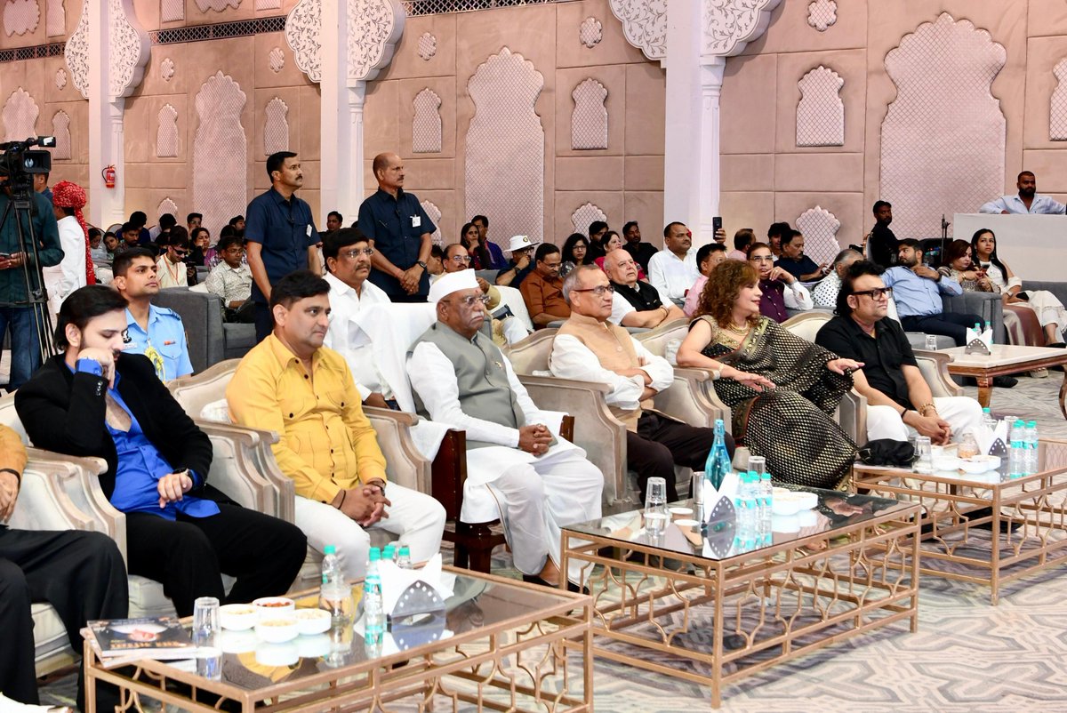 LokBhavanJaipur's tweet photo. राज्यपाल श्री हरिभाऊ बागडे जी ने "सुर संगम" संस्थान के समारोह में कहा कि संगीत व्यक्ति की रचनात्मक ऊर्जा में वृद्धि करता है। भारतीय संगीत मन का रंजन ही नहीं करता जीवन को उमंग और उत्साह से भरता है। उन्होंने कलाकारों की कला की सराहना करते हुए उन्हें सफलता के लिए शुभकामनाएं दी। https://t.co/lSKYd2iZb5