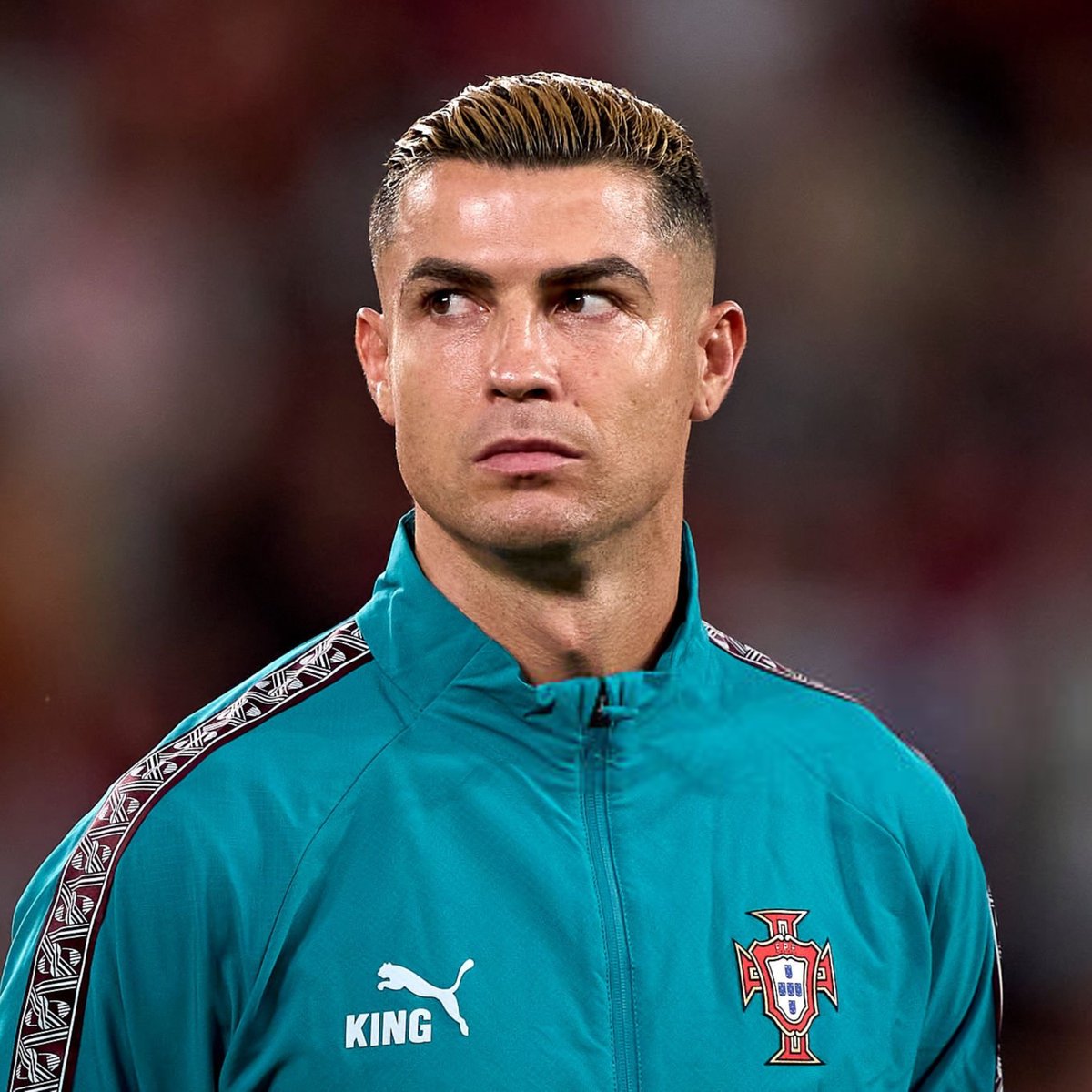 lnstantFoot's tweet photo. 🚨 MISSION RÉCONCILIATION : LA FÉDÉRATION PORTUGAISE TENTE DE RÉUNIR CR7 ET JORGE JESUS ! 🇵🇹🤝🔥

Le président de la FPF, Pedro Proença, refuse de voir la légende quitter la Seleção par la petite porte et veut organiser une rencontre de la dernière chance !

Une réunion est prévue après la trêve pour tenter de recoller les morceaux. Le sélectionneur Jorge Jesus se serait déjà dit ouvert à la discussion. 🗣️🗓

L'objectif n'est pas une réintégration immédiate, mais d'apaiser les tensions à moyen terme pour offrir une fin de carrière internationale digne de ce nom au quintuple Ballon d'Or. 👑🕊️

🗞️ @marca / @cmjornal