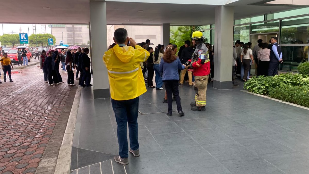 DGAC_Ecuador's tweet photo. ¡Liderazgo y preparación! La @DGAC_Ecuador coordinó con éxito la participación del Comité de Operaciones de Emergencia del @Aeropuerto_GYE en el XVI Simulacro de Terremoto. Un ejercicio de evacuación que garantiza la seguridad de todos, sin afectar las operaciones ni los vuelos. https://t.co/urItYBdfC5