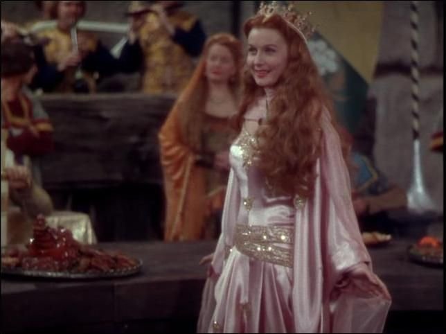 bloodonacross's tweet photo. in honor of #sansaweek here's adult and happy sansa holding court in winterfell https://t.co/iXv37IZTy0