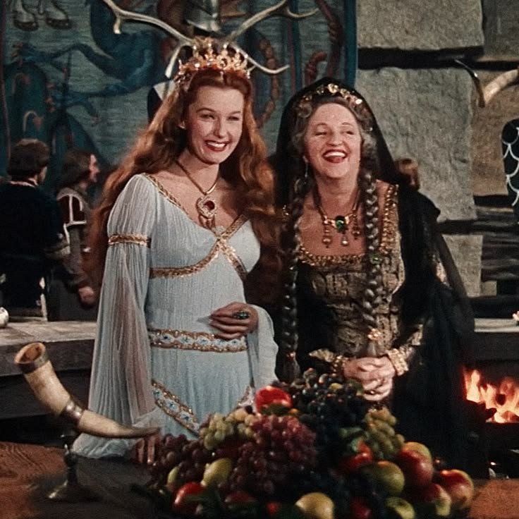 bloodonacross's tweet photo. in honor of #sansaweek here's adult and happy sansa holding court in winterfell https://t.co/iXv37IZTy0