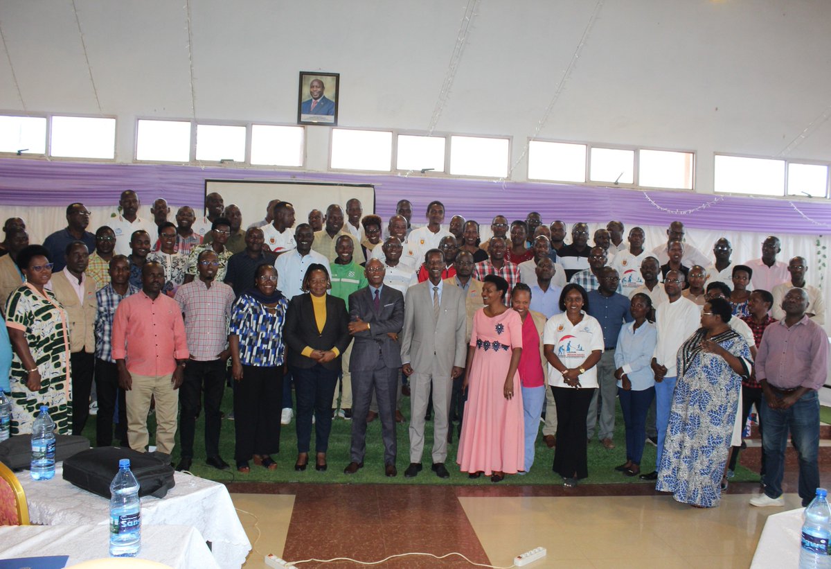 Merankabandi2's tweet photo. @PButanyerera @TwitezimbereBdi @CAREGlobal @AVEDECBurundi @cocafemgl @NyabendaMichel @makamba Lors desdites activités,  @NyabendaMichel a salué les réalisations du personnel de terrain sans toutefois oublier de leur demander de redoubler d'éffort dans tous les angles en visant les résultats de qualité. Il leur a également recommandé la collaboration en tout avec l'#UGP https://t.co/fdCrKqspdP