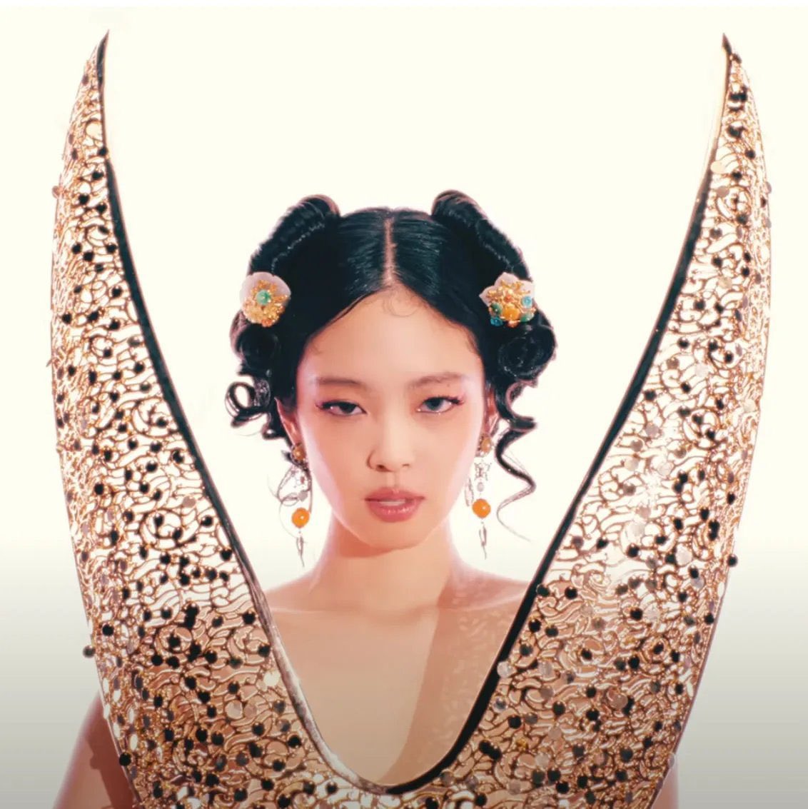 p1nks4vage's tweet photo. Tame Impala reveals to Variety that he always pictured a Female Singer for ‘Dracula’ and at the end his friend who knew JENNIE texted for him. 

JENNIE responded the next day saying she was keen and interested. https://t.co/UZE7xkcCtT
