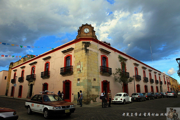 AdaPaxtoncaji's tweet photo. Caminando por las callejuelas adoquinadas de Oaxaca, probando mole negro mientras el sol se oculta entre los tejados de teja. Este momento es pura magia! https://t.co/vOLtPeorGB