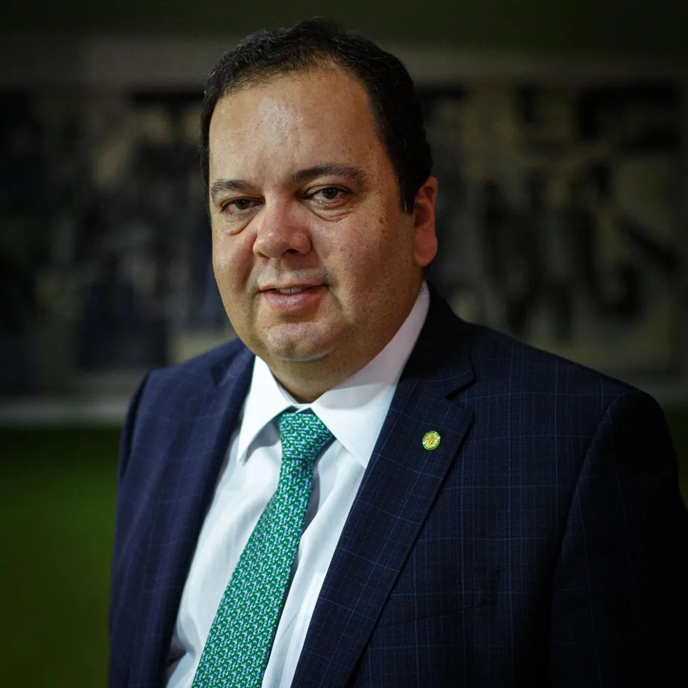 republiqueBRA's tweet photo. 💔 📰 Procurado pela revista Piauí, o deputado Elmar Nascimento afirmou que “nunca” esteve em festas com Daniel Vorcaro e ameaçou processar o jornalista caso a informação fosse publicada: “Se publicar, coloque essa resposta.”; após receber detalhes da apuração, mudou a resposta: “Isso pode acabar com o meu casamento.”