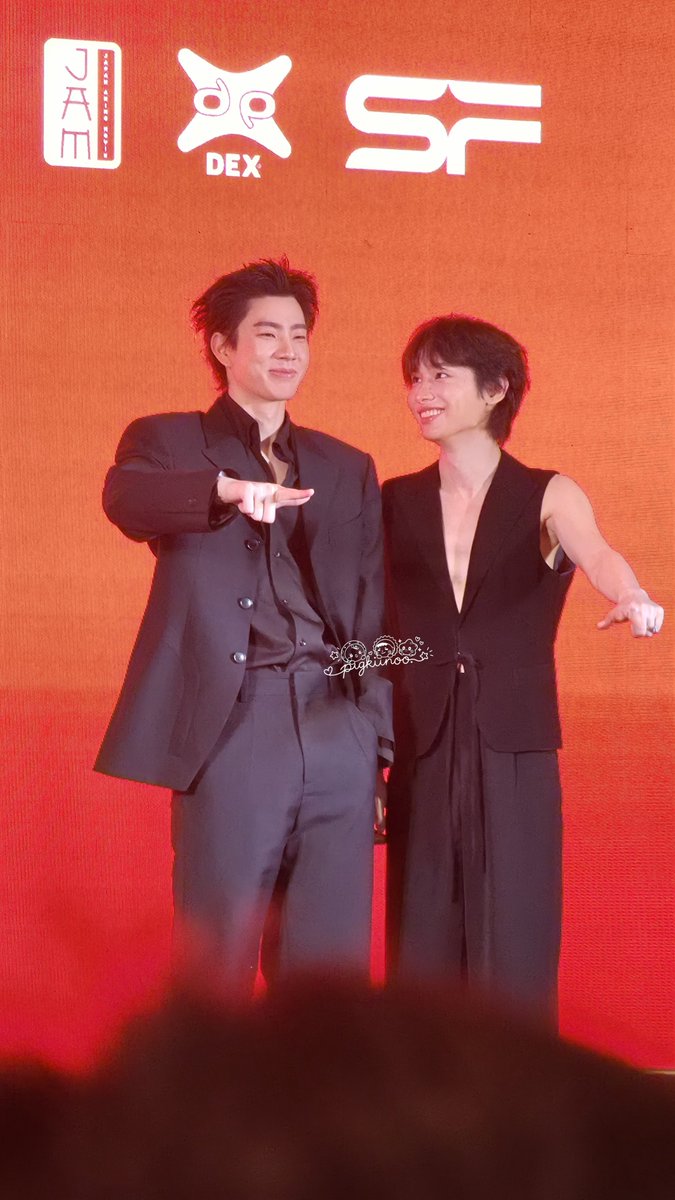 Dailypig_'s tweet photo. มองพี่เค้าตาหวานเลยนะ. แถมยังยิ้มหวานอีก. 🤭
#Offgun. #ออฟกัน https://t.co/1i9VVSke4u