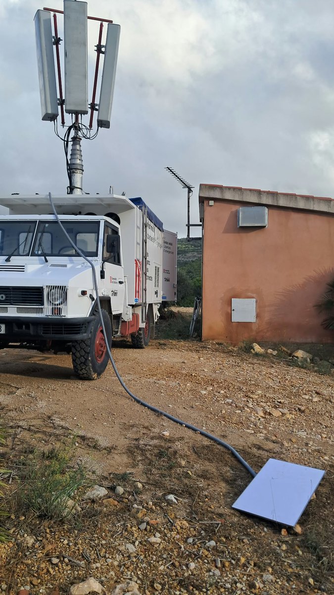emergenciescat's tweet photo. 📡 Emergència #INUNCAT
La @gencatdigital, en coordinació amb #ProteccioCivil, ha activat la unitat mòbil de connectivitat.
El vehicle està preparat per oferir temporalment serveis bàsics de veu i dades de les principals operadores a les zones afectades que ho requereixin. https://t.co/B9F9VMHV9f