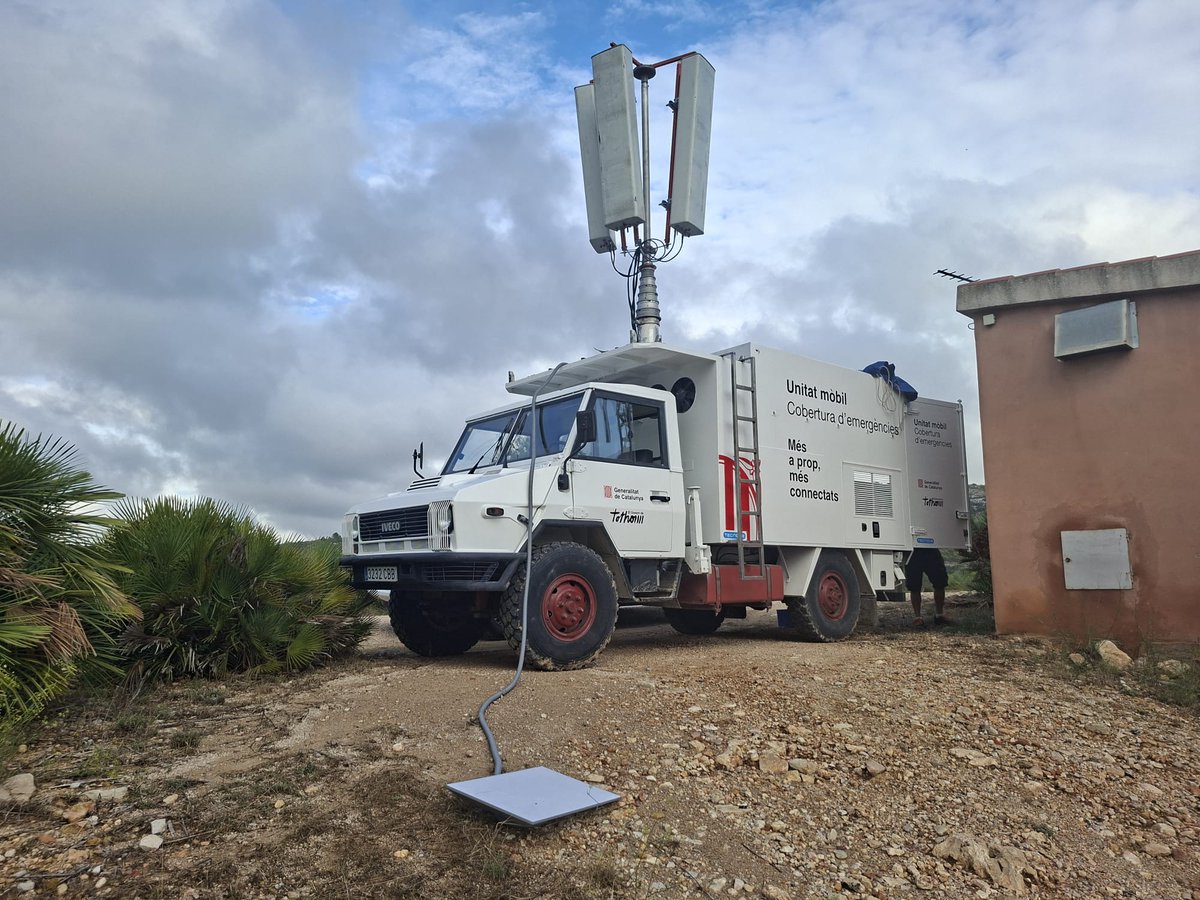 emergenciescat's tweet photo. 📡 Emergència #INUNCAT
La @gencatdigital, en coordinació amb #ProteccioCivil, ha activat la unitat mòbil de connectivitat.
El vehicle està preparat per oferir temporalment serveis bàsics de veu i dades de les principals operadores a les zones afectades que ho requereixin. https://t.co/B9F9VMHV9f