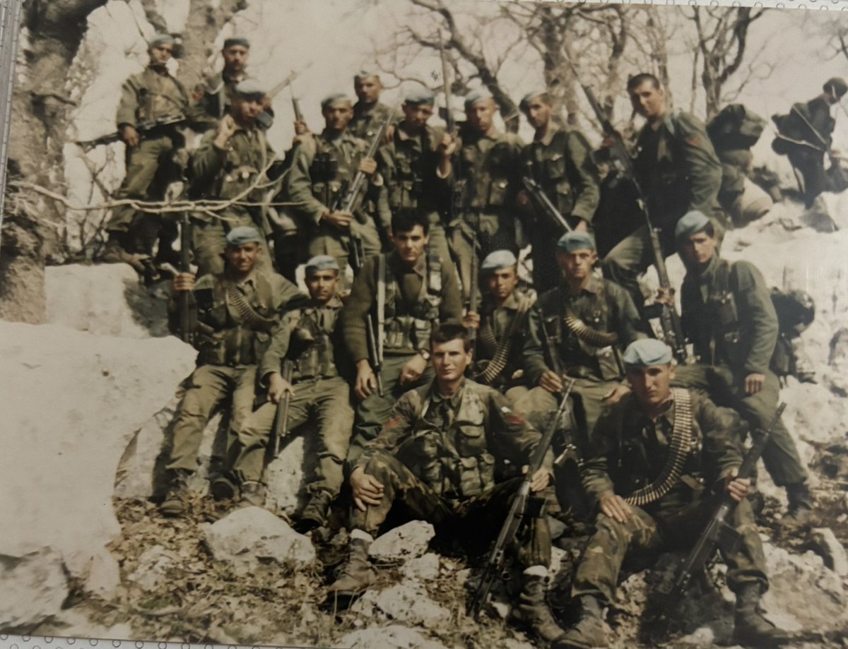 sedatyesil0110's tweet photo. Yıl 1990 yer Şırnak Gabar dağı.
Bu fotoğraftaki kahramanlardan hayatda olanların hepsi şuan 57 yaşında.
İkigün süren çatışmanın sonunda gururla objektiflere poz veriyorlar.

Oturduğunuz yerden ahkam kesmeyin Fondaşlar. https://t.co/Hlz8De45Nv