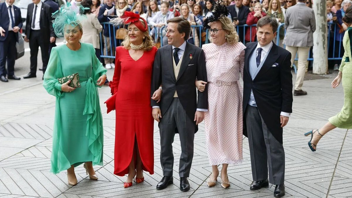 CasviFactory's tweet photo. 𝐐𝐔𝐄 𝐒𝐄 𝐒𝐄𝐏𝐀😡

'Socimi Doalca' en Madrid, el negocio inmobiliario de la familia Almeida

-Entre sus propiedades hay edificios completos de oficinas y locales comerciales en:
San Bernardo 123, Príncipe de Vergara 109, Magallanes 1 y 3, Velázquez 50 y Francisco Silvela 112 https://t.co/BXgicbnADR