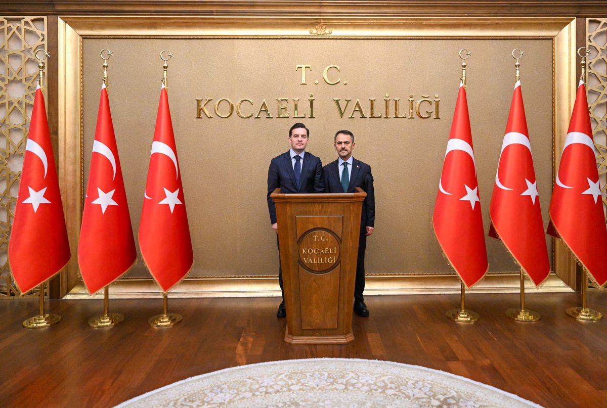 Gocidaresi's tweet photo. Göç İdaresi Başkanımız Sayın Muhammet Selami Yazıcı, Kocaeli Valisi Sayın İlhami Aktaş'ı makamında ziyaret etti.

Şeref Defteri'ni imzalamasının ardından gerçekleştirilen görüşmede, Kocaeli'de yürütülen göç yönetimi faaliyetleri ele alındı; kurumlar arası iş birliği ve koordinasyon imkânları değerlendirildi.

Sayın Başkanımız, gösterilen nezaket ve misafirperverlik için Sayın Vali Aktaş'a teşekkürlerini iletti.

@kocaelivaliligi
@mselamiyazici
