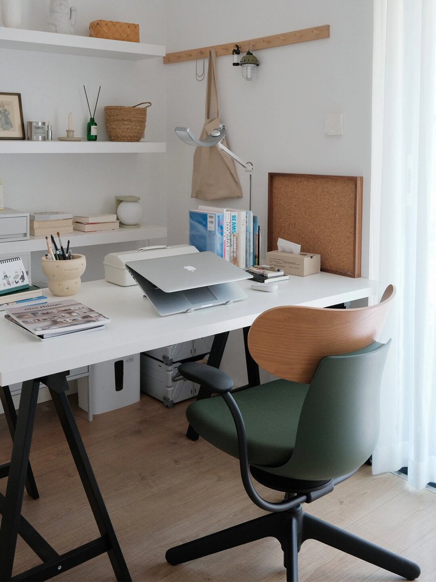 JuneBrandmulx's tweet photo. Organización de escritorio: menos papeles, más planta y luz  Workspace ordenado = mente ordenada. https://t.co/l5TT52zHK7