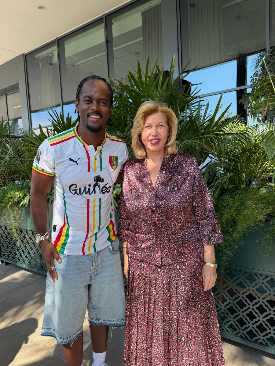 Bmesrimes's tweet photo. Belle journée ❤️💛💚
En ce 2 octobre, jour de l’Indépendance de notre chère Guinée 🇬🇳, une belle rencontre en Côte d’Ivoire avec la Première Dame 🇨🇮❤️
Et pour rendre cette journée encore plus spéciale, « Longue vie à nous » est disponible aujourd’hui 🎶

Bonne fête à tous les Guinéens, au pays et partout dans le monde.
Longue vie à nous 🇬🇳❤️

https://t.co/V3wCy7ZuV4