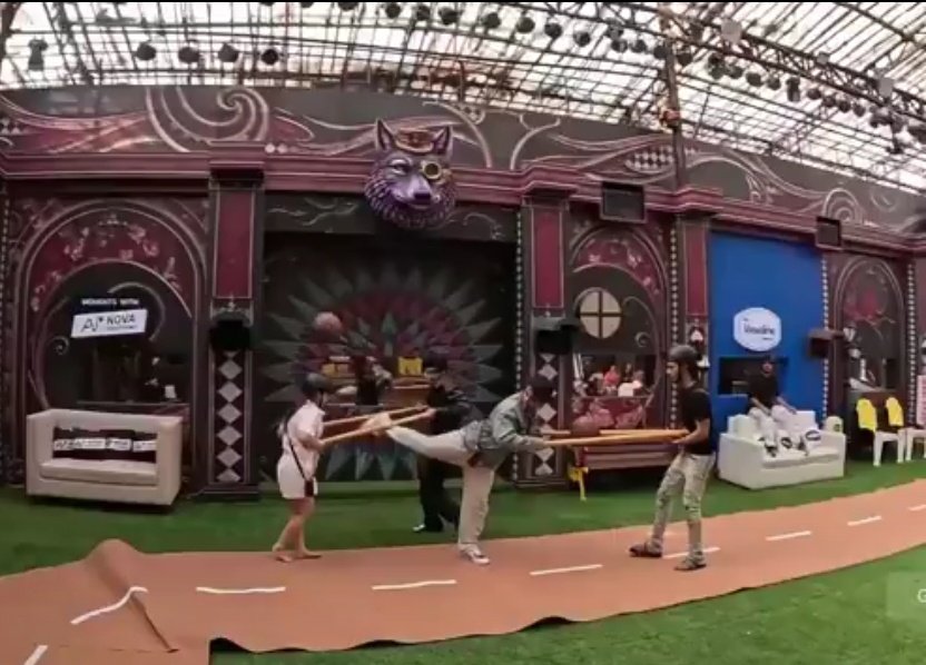 RupeshKR25's tweet photo. Scout ka football mode on.
Ek kick aur poora Bigg Boss house alert. 😂🔥

#ScoutOP #BiggBoss20 https://t.co/qclWu2IHGY