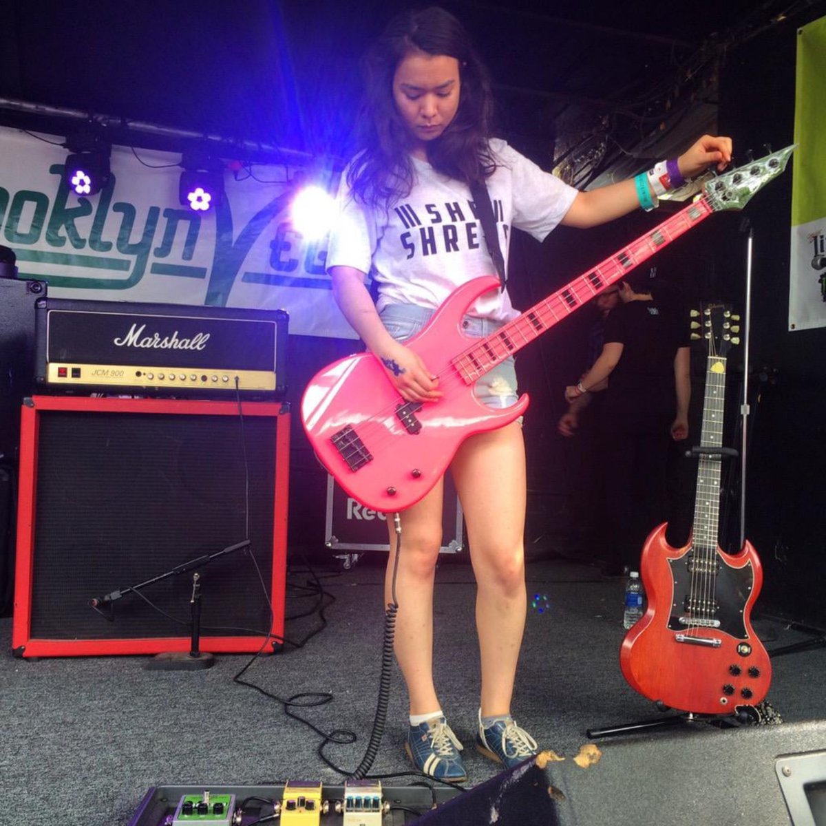 iamnotmitskii's tweet photo. Mitski and her pink bass. https://t.co/uD5yBOgFfL
